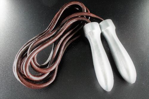 Skipping rope in leather with metal handles